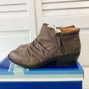 2/$50 WHITE MOUNTAIN Dark Taupe Dalilah Ankle Boot Size 9M